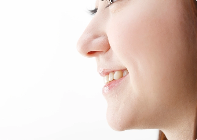 人中が長く見える原因